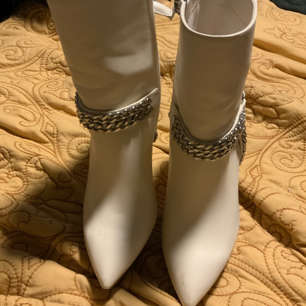 Beautiful bone color JLO. Size 8.5 boots.